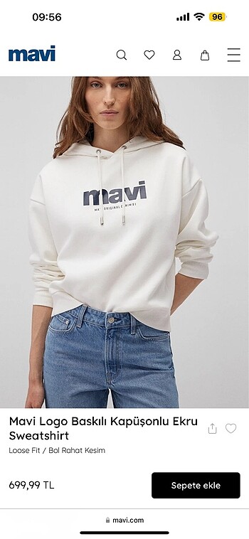 mavi markalı beyaz sweatshirt