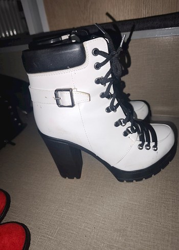 Beyaz Bağcıklı Blok Topuklu Kadın Bot - Görsel 2