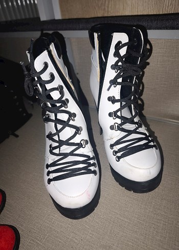 Beyaz Bağcıklı Blok Topuklu Kadın Bot - Görsel 3