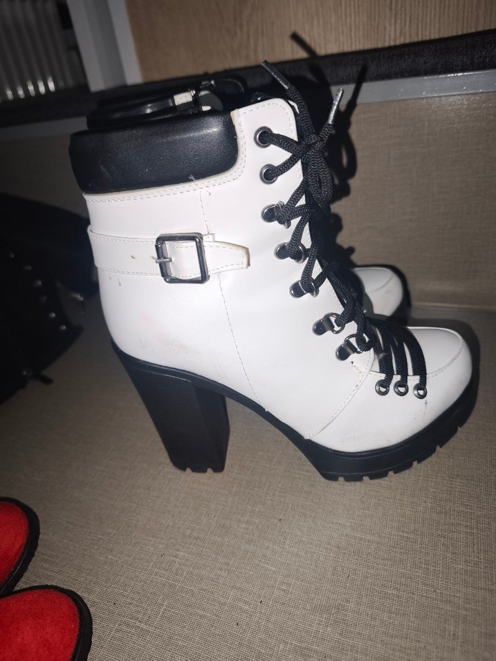 Beyaz Bağcıklı Blok Topuklu Kadın Bot - Görsel 2