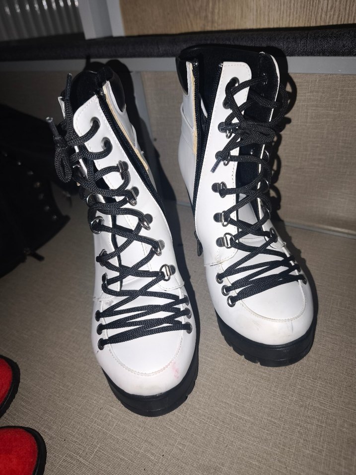 Beyaz Bağcıklı Blok Topuklu Kadın Bot - Görsel 3