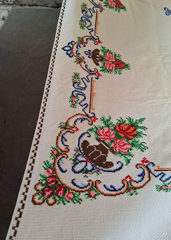 Nakışlı Çiçek Desenli El Yapımı Masa Örtüsü