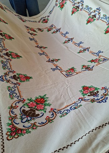  Beden Nakışlı Çiçek Desenli El Yapımı Masa Örtüsü