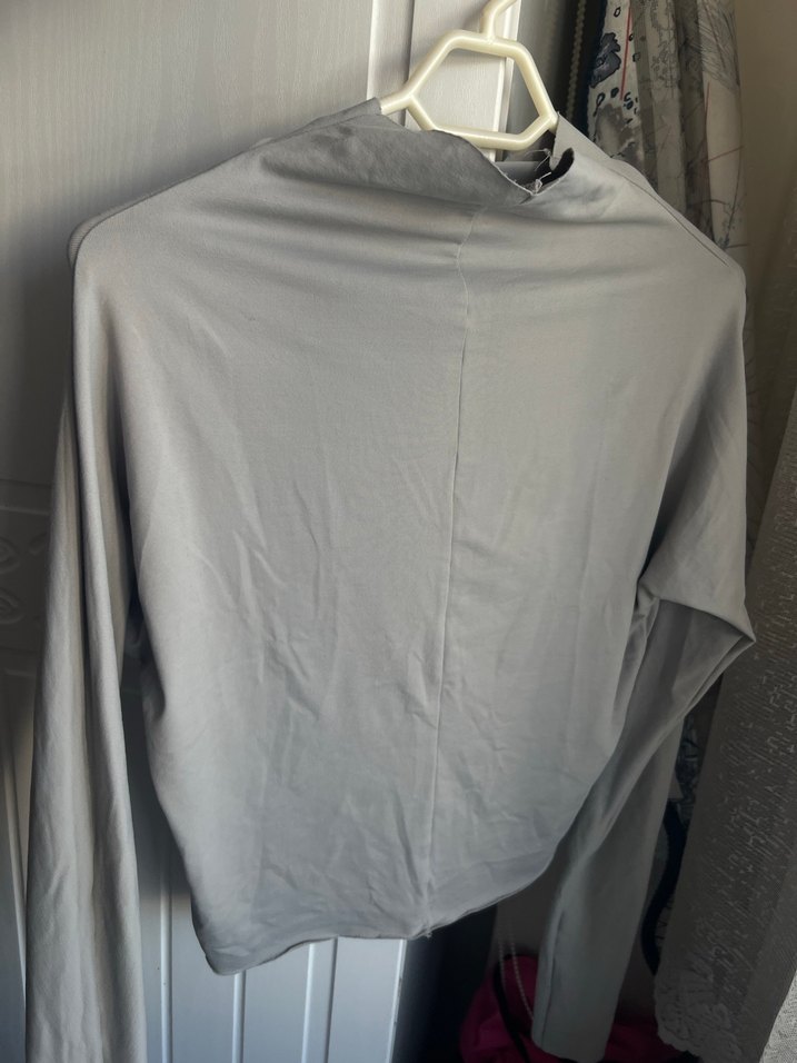 Gri Yüksek Yakalı Bluz - Görsel 3