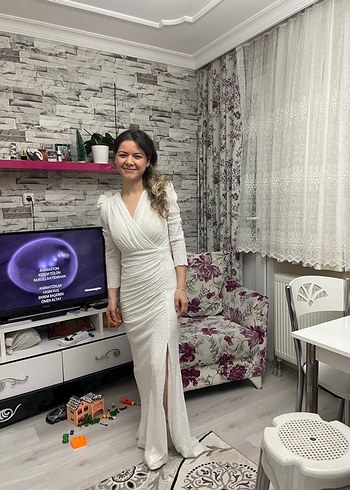 Beyaz V Yakalı Uzun Kollu Abiye Elbise
