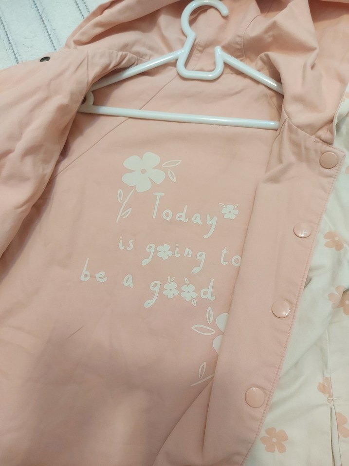 Çiçek Desenli Kapüşonlu Kız Mont - Görsel 3