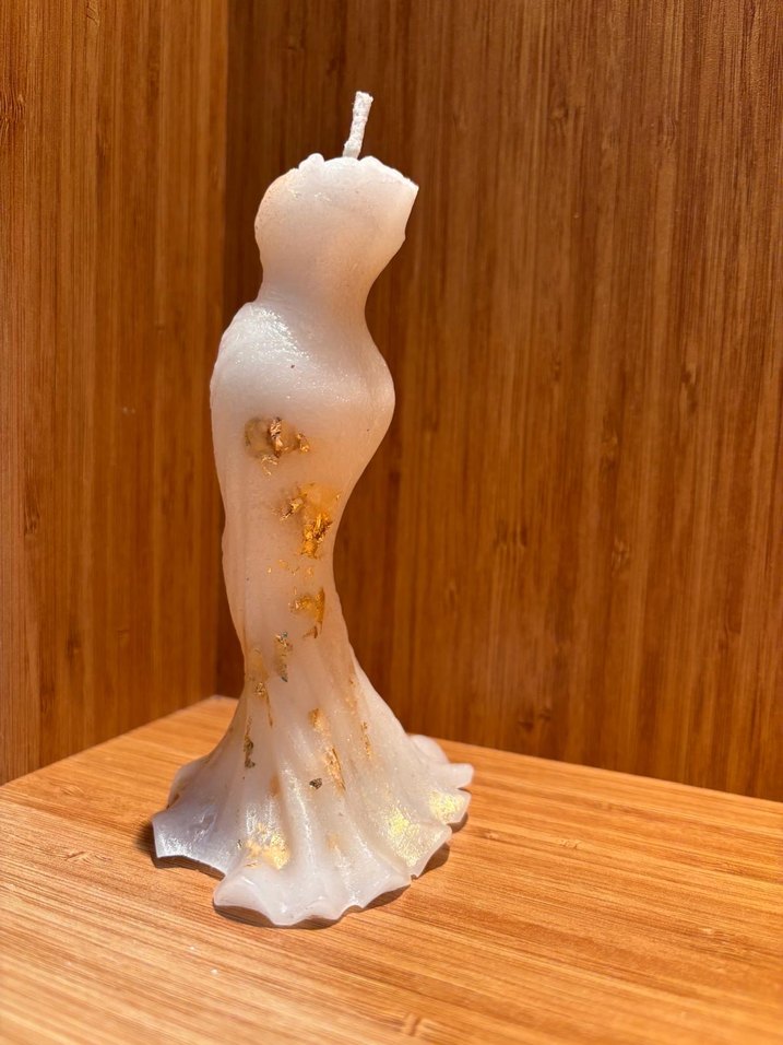 Beyaz Parlak Kadın Formlu Mum - Görsel 4