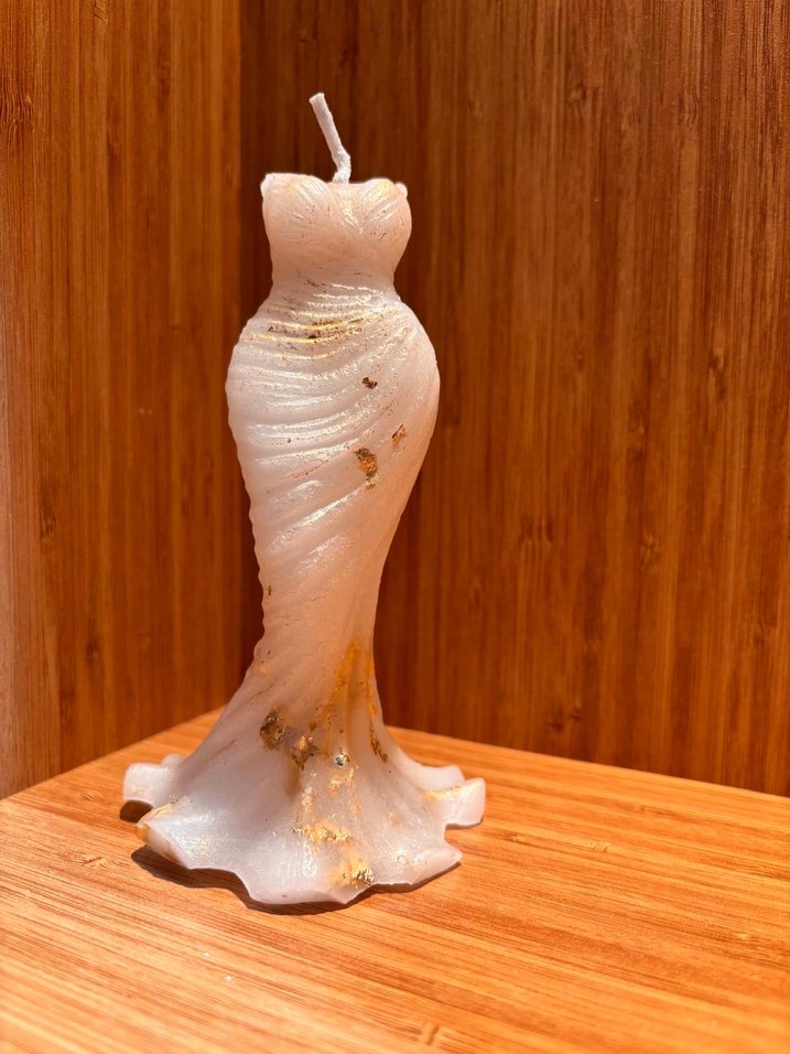 Beyaz Parlak Kadın Formlu Mum - Görsel 3