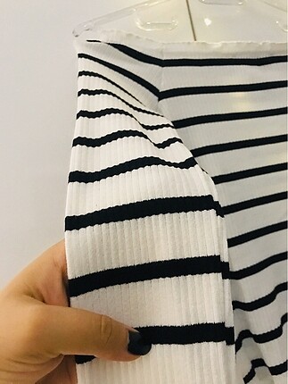 xs Beden Omuzu açık, kolları ve bel kısmı fırfırlı , bluz