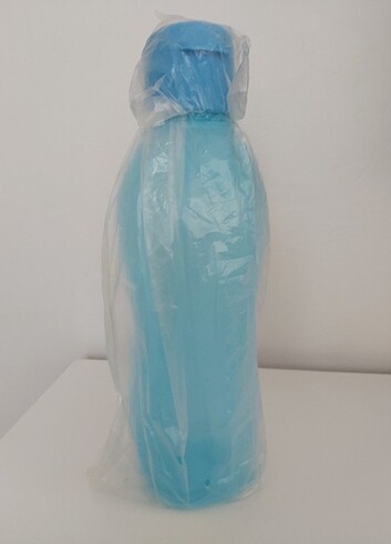 Tupperware su şişesi