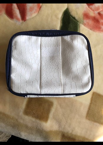 Beyaz İmitasyon Deri Makyaj Çantası - Görsel 2