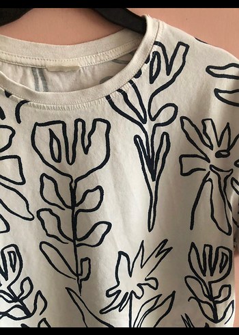 Beyaz Çiçek Desenli Erkek Çocuk Tişört - Görsel 4