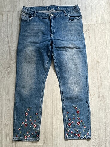 Çiçek İşlemeli Kot Pantolon Jean