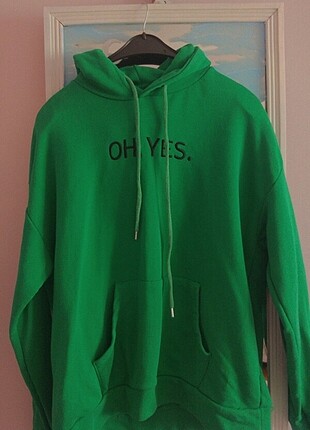 Yeşil hoddie.