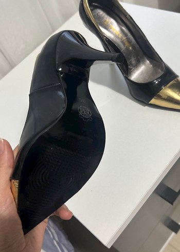 Altın Renk Parlak Stiletto Topuklu Kadın Ayakkabı - Görsel 3