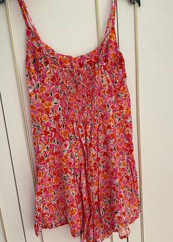 Pembe Çiçek Desenli Askılı Mini Tulum - Görsel 3