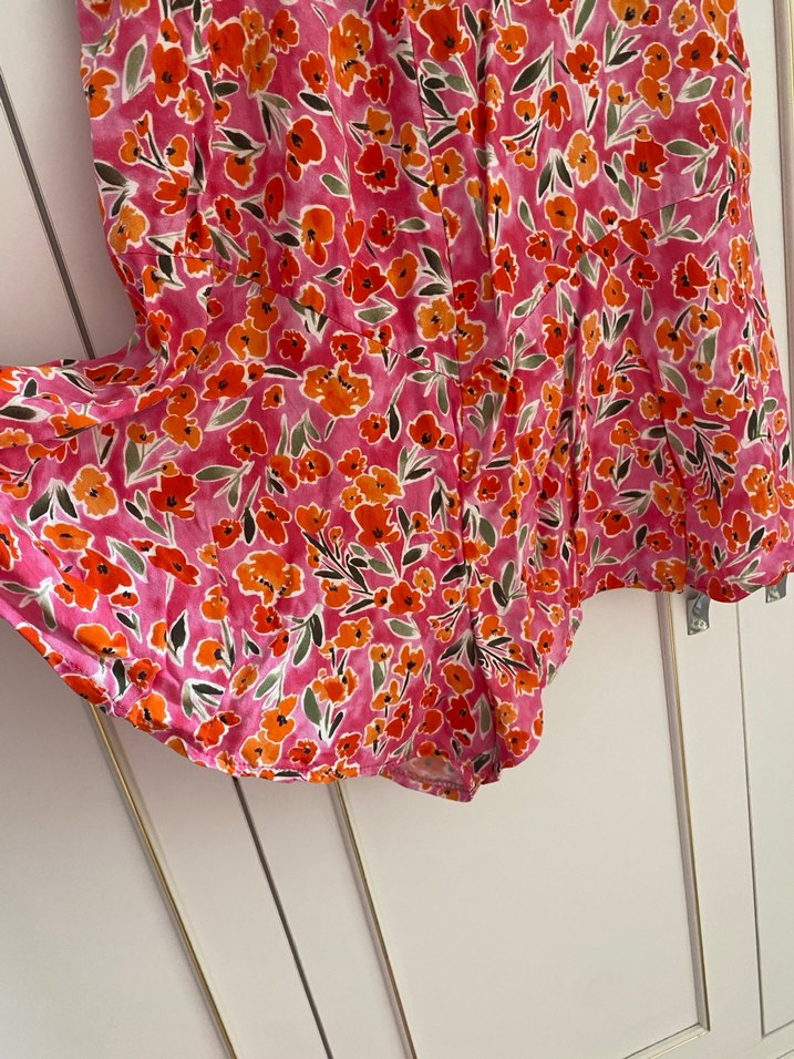 Pembe Çiçek Desenli Askılı Mini Tulum - Görsel 2