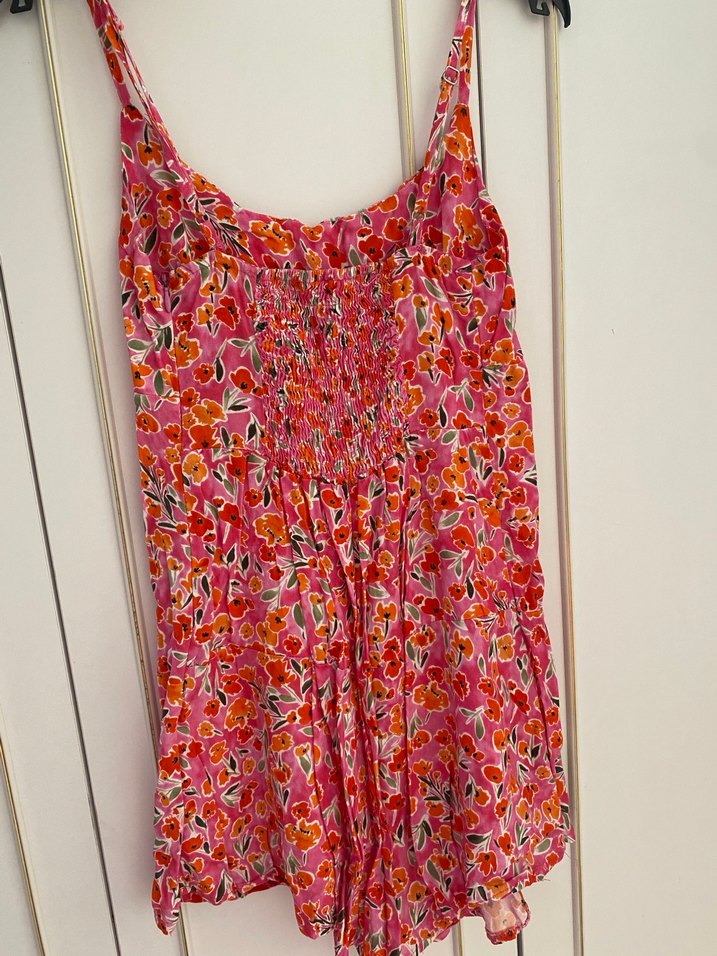 Pembe Çiçek Desenli Askılı Mini Tulum - Görsel 3