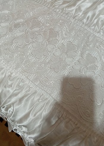 İşlemeli Beyaz Parlak Yatak Örtüsü çift kişilik - Görsel 4