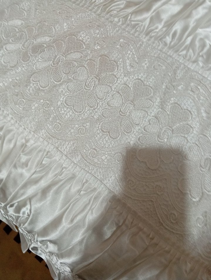 İşlemeli Beyaz Parlak Yatak Örtüsü çift kişilik - Görsel 4