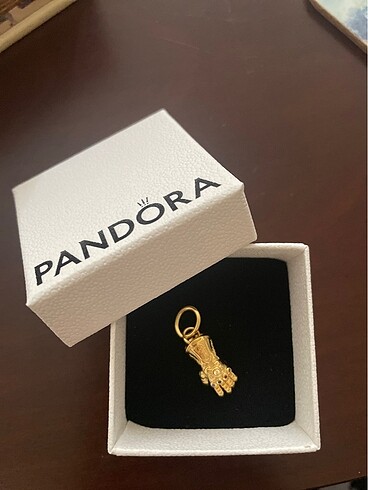 Beden Pandora Infinity Gauntlet charm