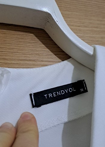 V Yaka Beyaz Midi Elbise - Görsel 3