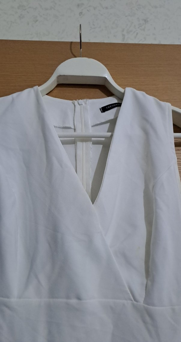 V Yaka Beyaz Midi Elbise - Görsel 2