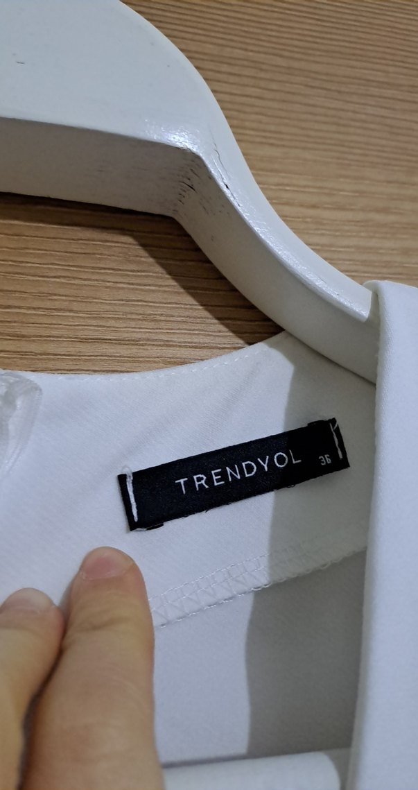 V Yaka Beyaz Midi Elbise - Görsel 3