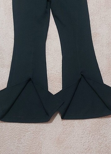 42 Beden İspanyol paça siyah kumaş pantolon paça yırtmaç detaylı