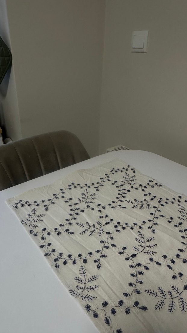 Nakışlı lacivert bej Masa Örtüsü - Görsel 3