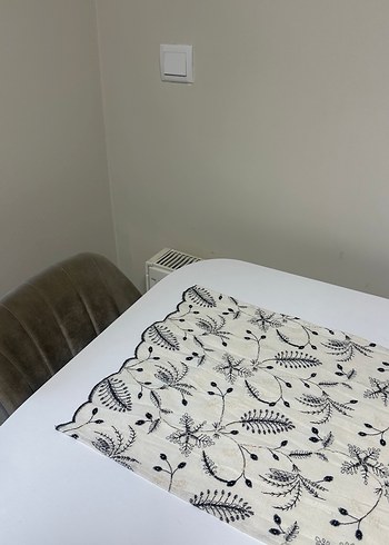 Siyah Desenli Modern bej Masa Örtüsü - Görsel 4