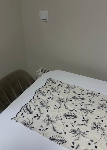 Siyah Desenli Modern bej Masa Örtüsü - Görsel 3