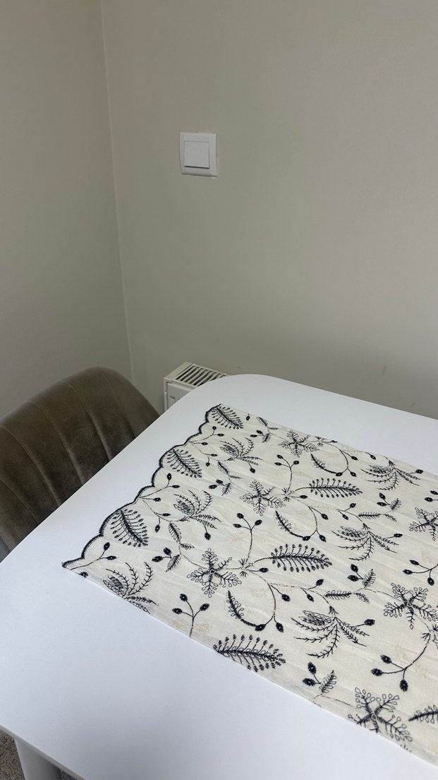 Siyah Desenli Modern bej Masa Örtüsü - Görsel 4