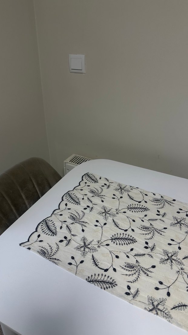 Siyah Desenli Modern bej Masa Örtüsü - Görsel 3