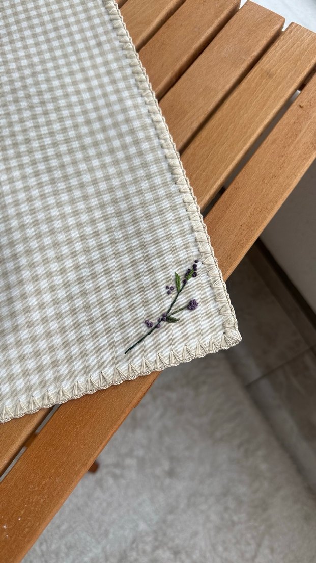 Nakışlı Bej Ekose Vintage Masa Örtüsü - Görsel 2