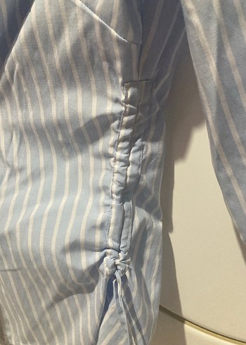 BERSHKA Uzun Kollu Düğmeli Mavi Çizgili Kadın Gömlek - Görsel 4