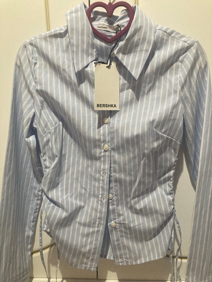 BERSHKA Uzun Kollu Düğmeli Mavi Çizgili Kadın Gömlek - Görsel 2