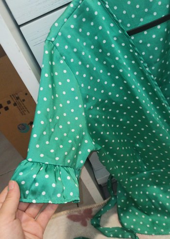 Yeşil Puantiyeli V Yakalı Fırfırlı Bluz - Görsel 5