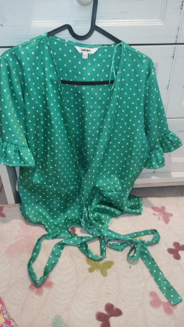 Yeşil Puantiyeli V Yakalı Fırfırlı Bluz - Görsel 2