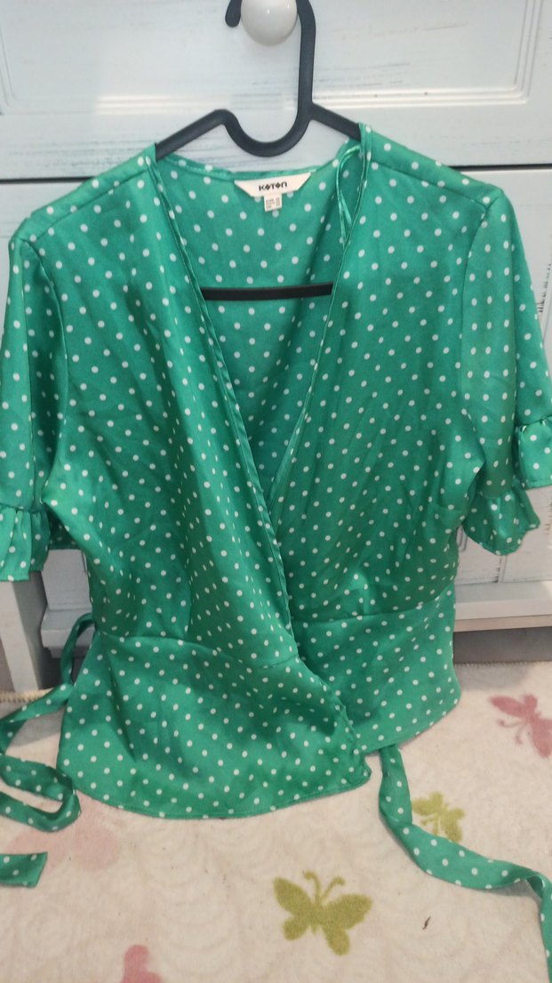 Yeşil Puantiyeli V Yakalı Fırfırlı Bluz - Görsel 3