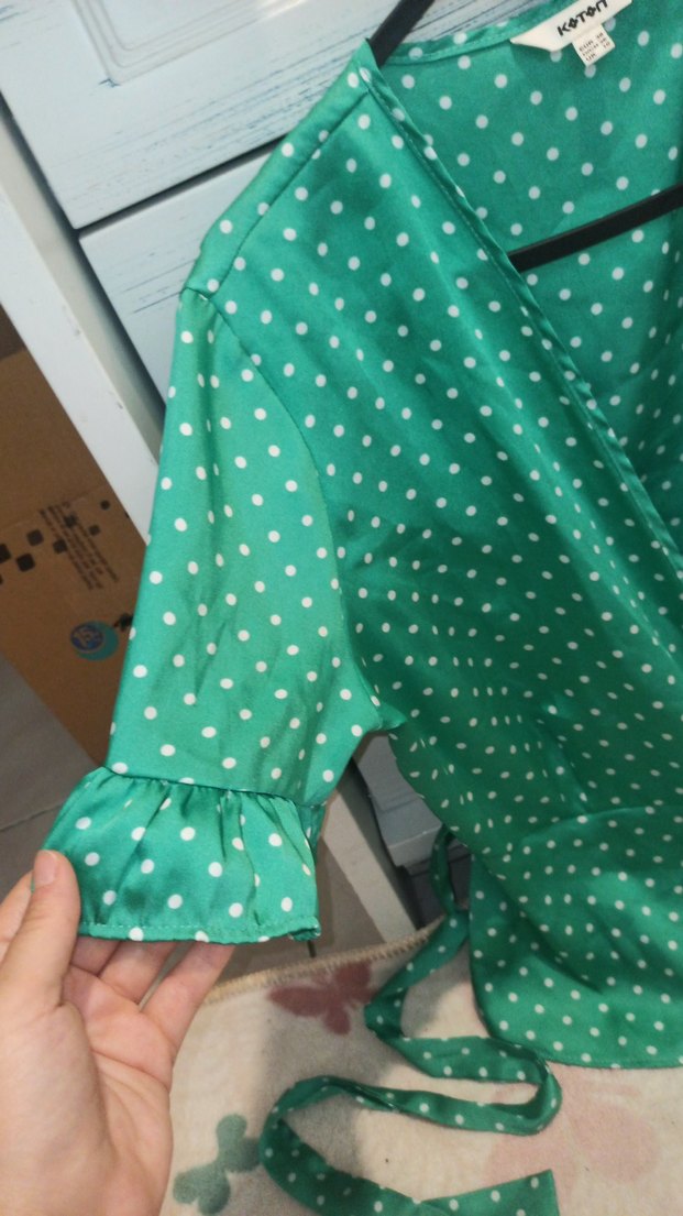 Yeşil Puantiyeli V Yakalı Fırfırlı Bluz - Görsel 5