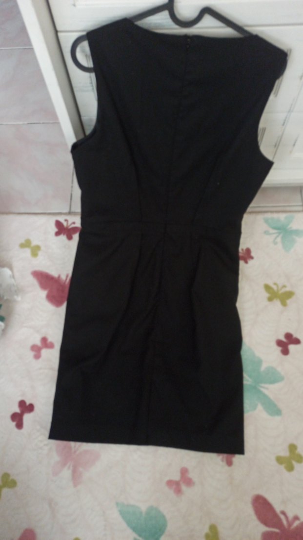 V Yaka Siyah Piliseli Midi Elbise - Görsel 5