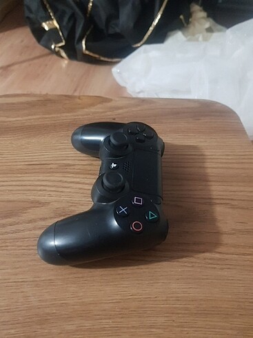 Sony Ps4 kolu orijinal pazarlık vardır.