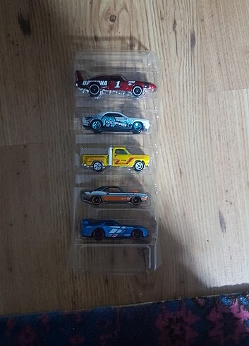 Hotwheels 5li set yanında fırlatıcı