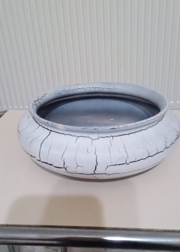 Gri çatlak desenli beyaz seramik vazo