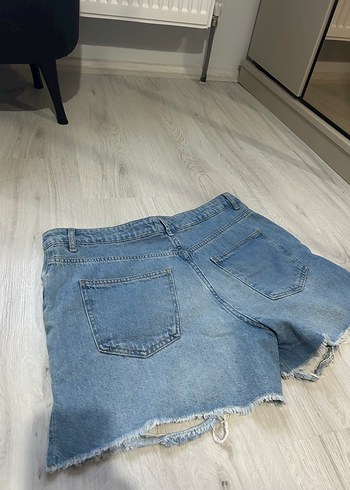42 Beden Yırtık Detaylı Mavi Kadın Mini Denim Şort