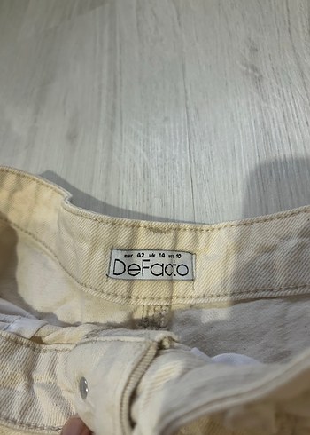 Defacto Bol Kesim Beyaz Mini Şort