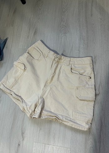 Bol Kesim Beyaz Mini Şort