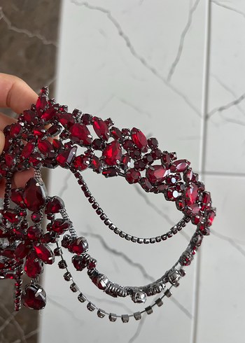 Beden kırmızı Renk Koyu Kırmızı Cam Taşlı Sekilli Saç Aksesuarı