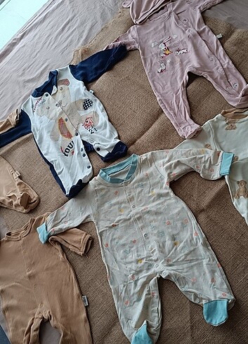 3 Ay Beden çeşitli Renk Patikli bebek tulumları